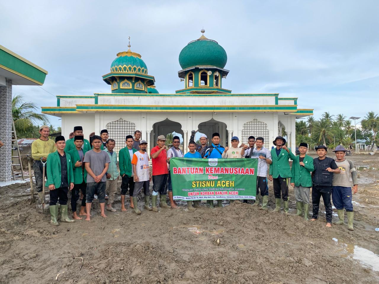 STISNU Aceh Gelar Bakti Sosial Bersih Masjid di Lokasi Banjir