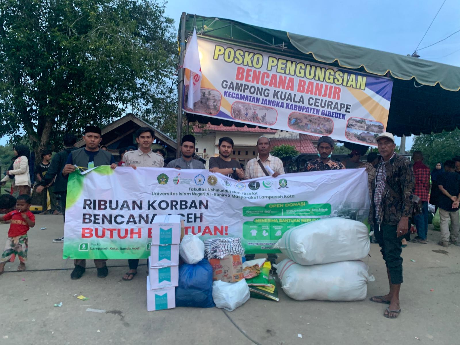 Mufassirin perwakilan mahasiswa Ushuluddin dan Filsafat dan CEO ICTT Tour & Travel salurkan bantuan di kecamatan Jangka, Desa Kuala Cerape.