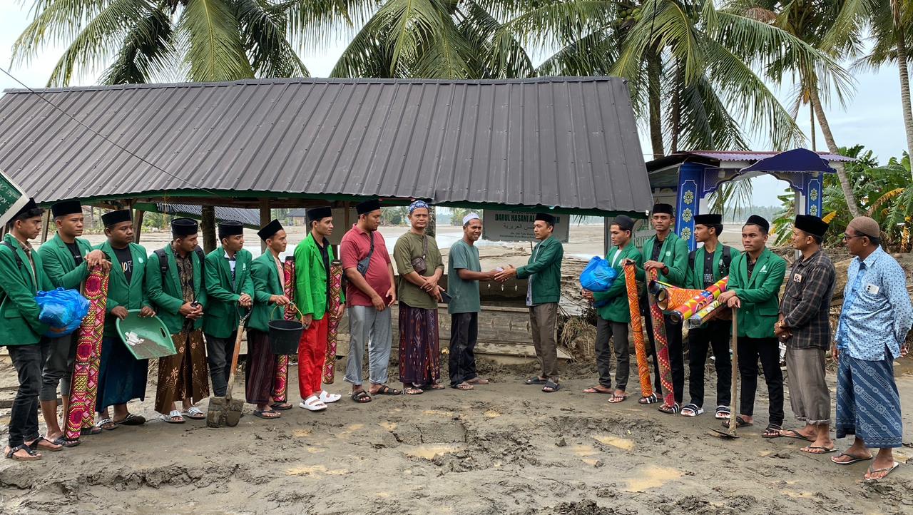 STISNU Aceh Bersihkan dan Salurkan Bantuan ke Balai Pengajian di Bireuen