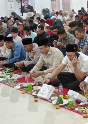Wagub Aceh Buka Puasa Bersama Korban Bencana di Huntara Pidie Jaya